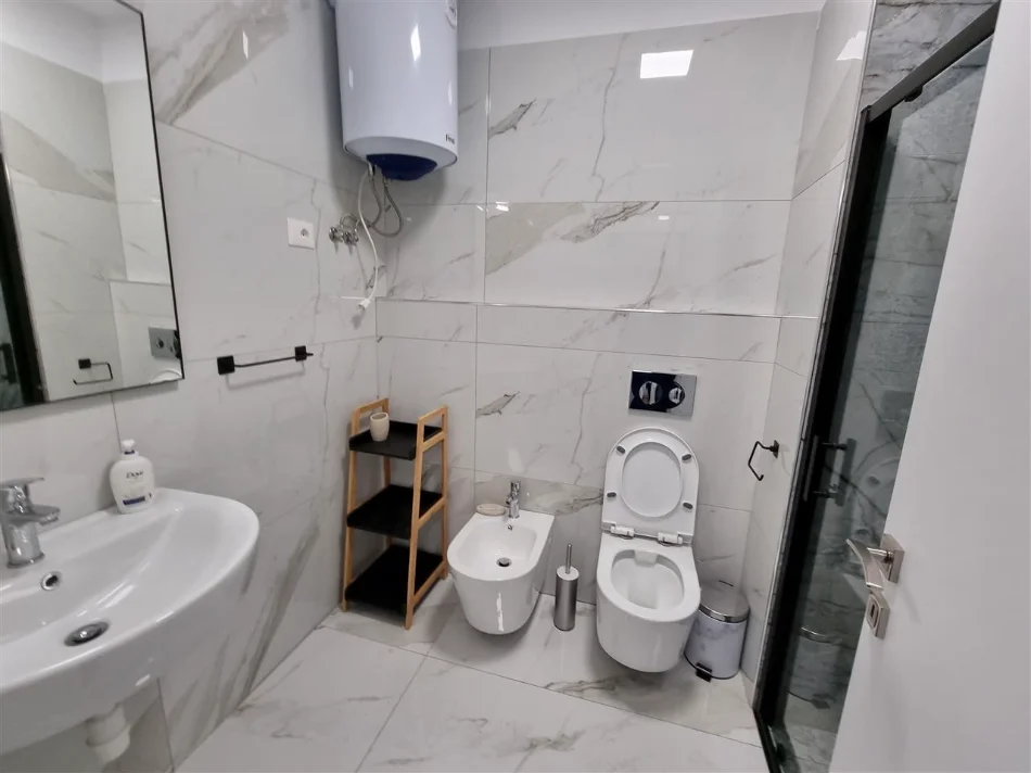 Tirane, jepet me qera apartament 2+1+Ballkon Kati 8, 100 m² 800 € (Rruga Kongresi i Manastirit/Kompleksi Zirkon)