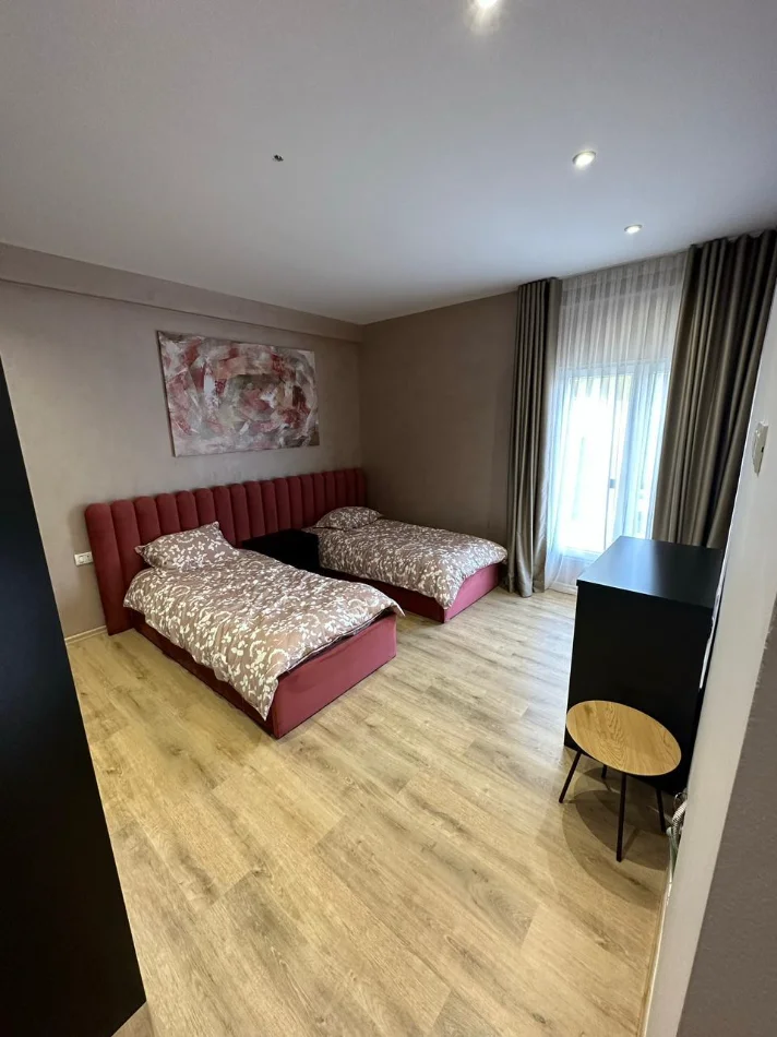 Tirane, jepet me qera apartament 3+1+Ballkon Kati 2, 150 m² 1.200 € 