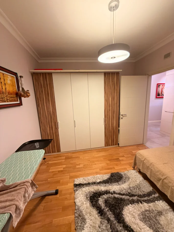 Tirane, jepet me qera apartament 2+1+Ballkon , 120 m² 1.000 € 