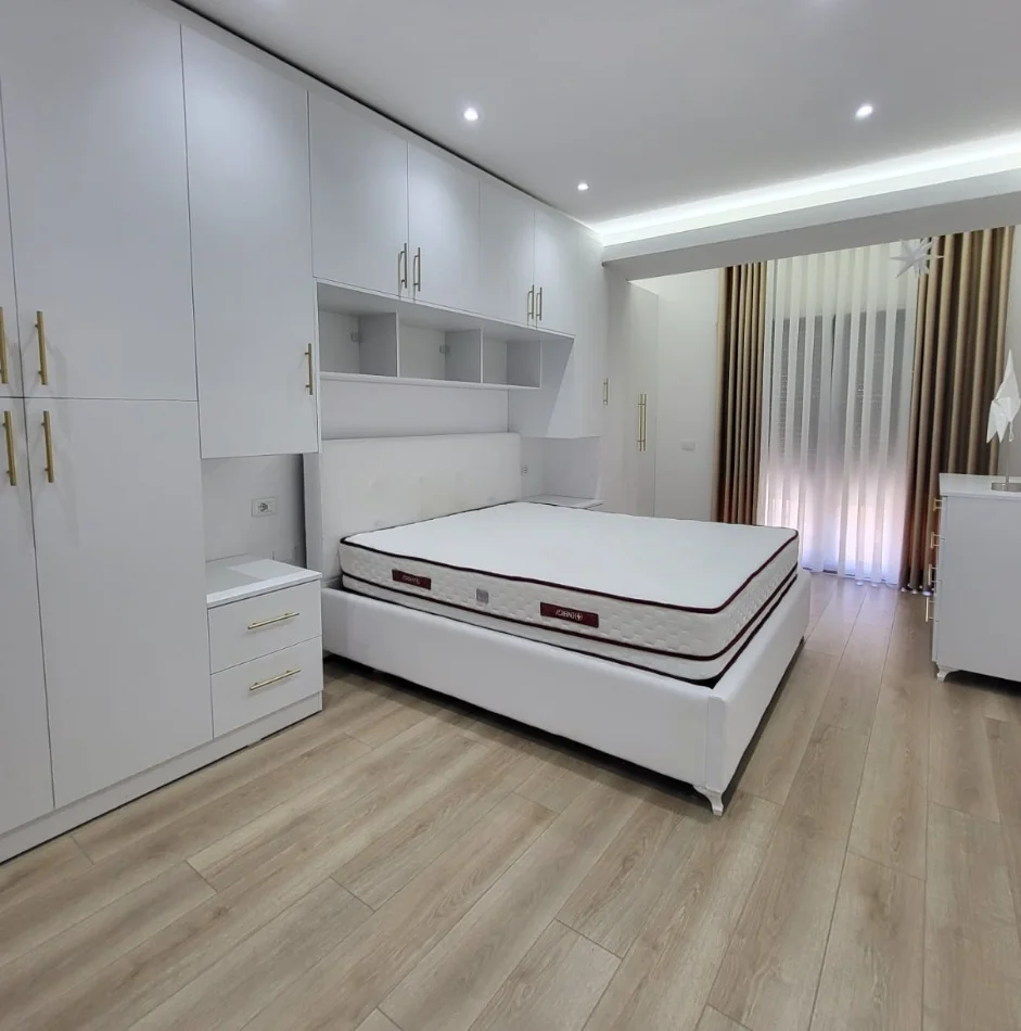 Tirane, jepet me qera apartament 2+1+Ballkon , 120 m² 1.000 € 