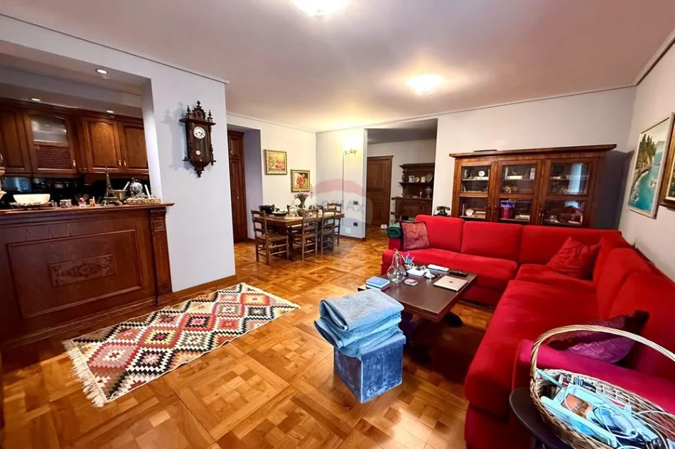 Apartament 2+1 totalisht i mobiluar ne zemer te Bllokut! (550'000 Euro)