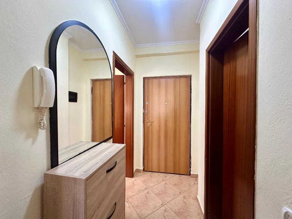 Tirane, jepet me qera apartament 2+1+Ballkon Kati 5, 80 m² 800 € (Gjimnazi Partizani /Rr.Ali Pashe Gucia)