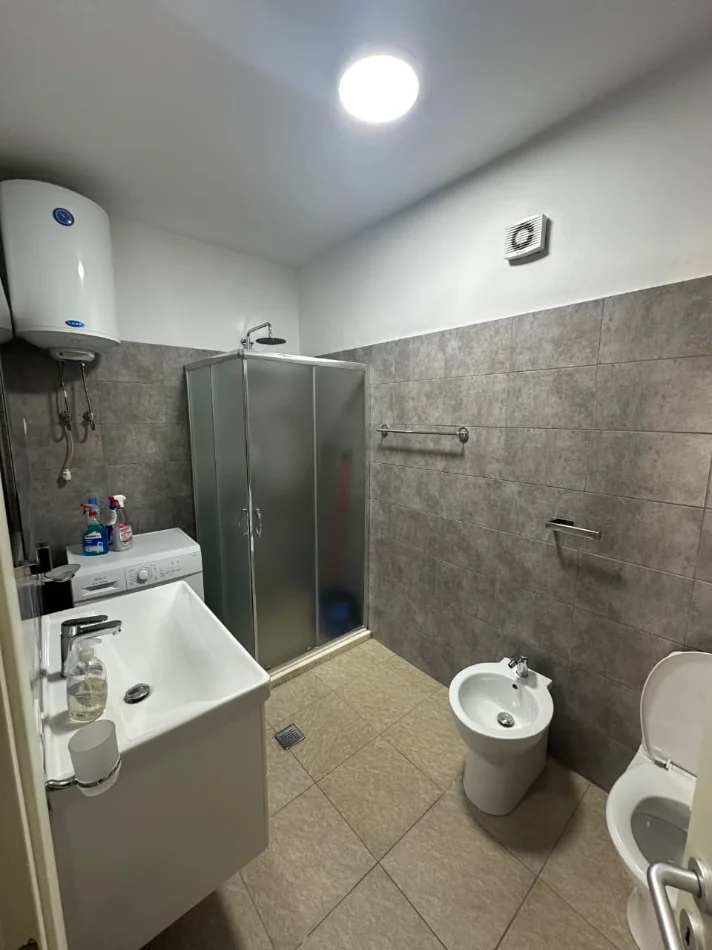 Tirane, jepet me qera apartament 1+1+Ballkon Kati 6, 67 m² 650 € (Prokuroria e Tiranes/Rr.Haxhi Hysen Dalliu)