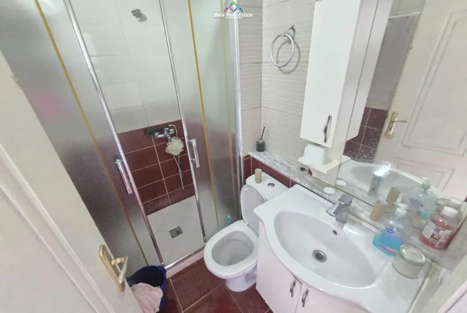 Tirane, jepet me qera apartament 1+1+Ballkon Kati 3, 65 m² 500 € (prane kompleksit grand)