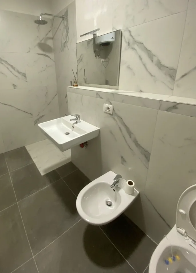 Tirane, jepet me qera zyre , 93 m² 1.000 € 