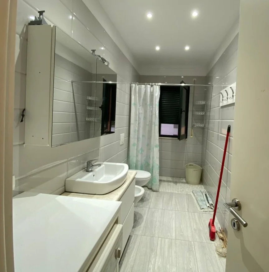Tirane, jepet me qera apartament 3+1 , 113 m² 850 € 