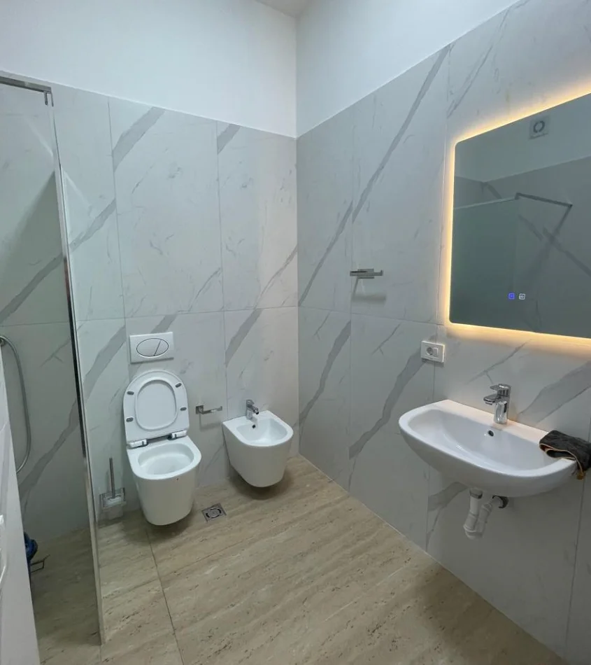 Tirane, jepet me qera apartament 1+1 , 70 m² 900 € 