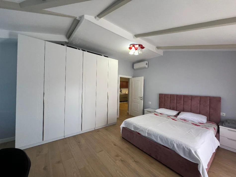 Tirane, jepet me qera apartament 2+1 , 130 m² 1.000 € 