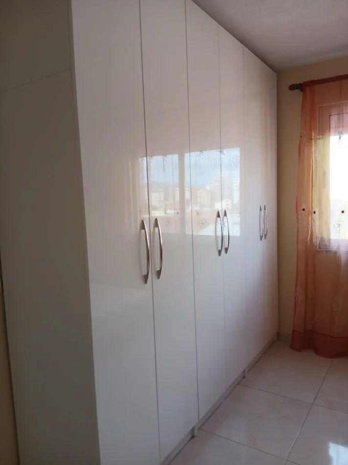 Tirane, jepet me qera apartament 1+1+Ballkon , 65 m² 450 € (Medreseja)