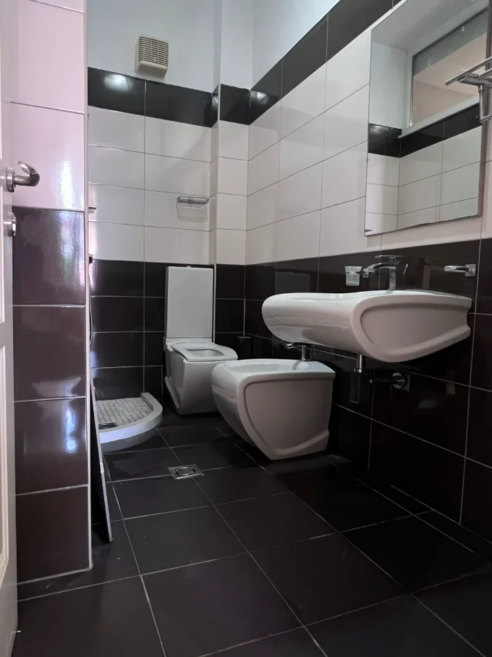 Tirane, jepet me qera apartament , 350 € (Rruga 5 Maji Concord Center))