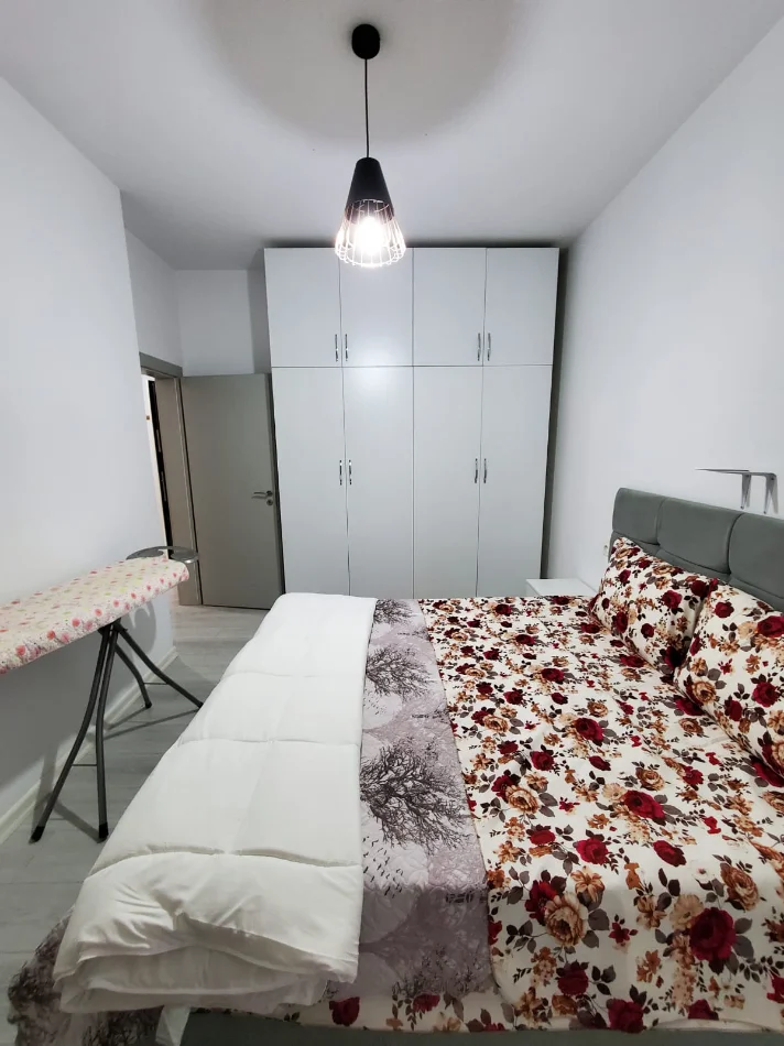 Tirane, jepet me qera apartament 1+1+Ballkon , 60 m² 700 € (Komuna e Parisit)