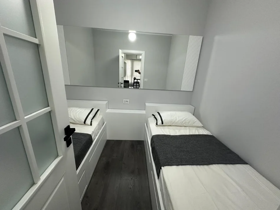Tirane, jepet me qera apartament 2+1+Ballkon Kati 5, 80 m² 800 € (Ish Stacioni i Treni/Kompleksi Usluga)