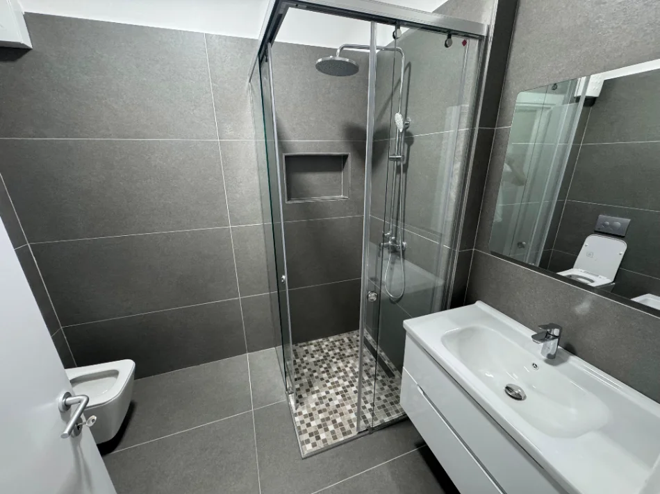 Tirane, jepet me qera apartament 1+1+Ballkon Kati 3, 70 m² 600 € (Kompleksi Golden Park)