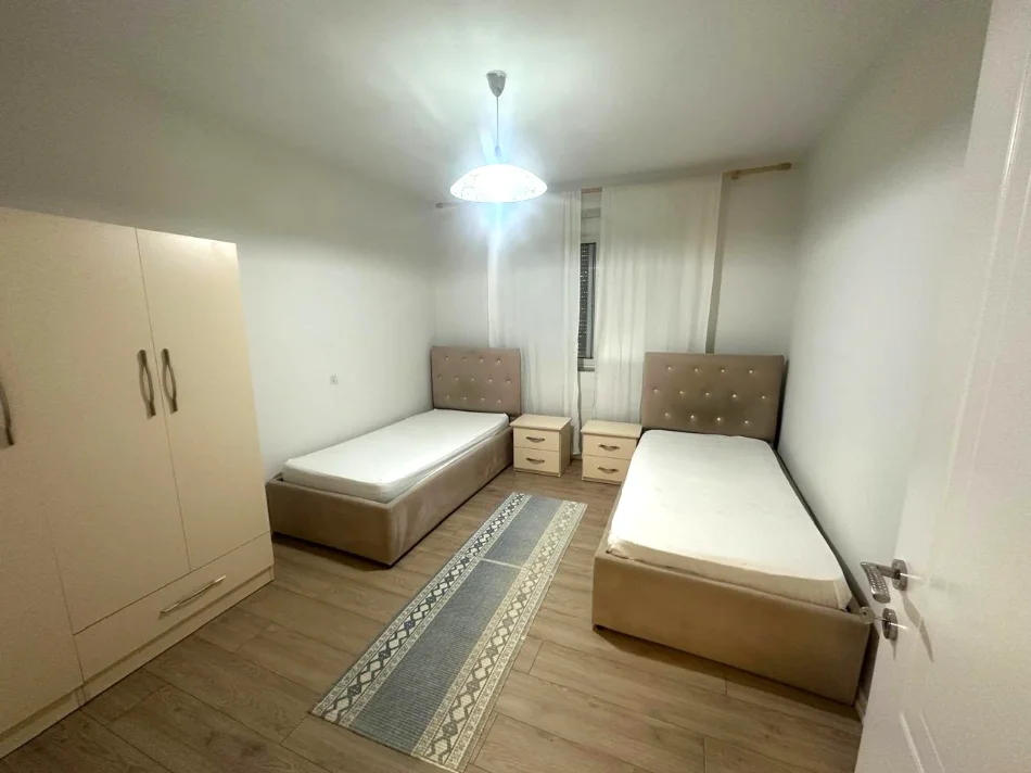 Tirane, jepet me qera apartament 3+1+Ballkon Kati 1, 120 m² 550 € (Rruga Xhanfize Keko)
