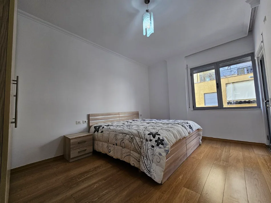 Tirane, jepet me qera apartament 2+1 , 120 m² 900 € (Kopshtit Zoologjik)