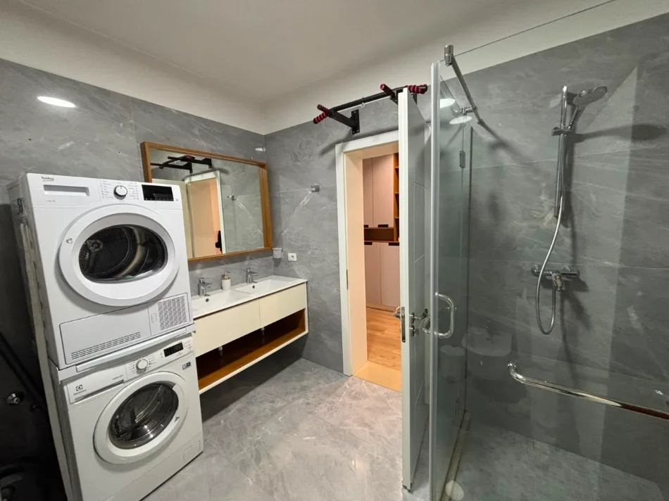 Tirane, jepet me qera garsonier Kati 9, 53 m² 450 € (Vilat Gjermane)
