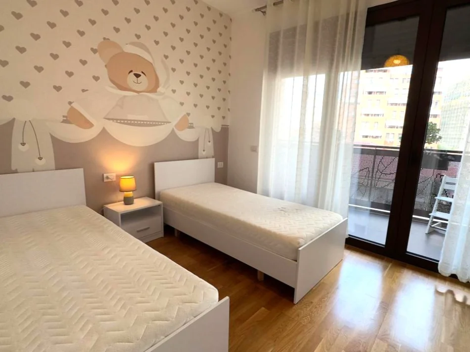 Tirane, jepet me qera apartament 2+1+Ballkon Kati 2, 100 m² 1.600 € (Rruga Barrikadave)