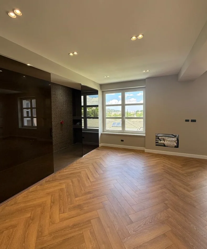 Tirane, jepet me qera Vile 4+1 , 500 m² 6.000 € 