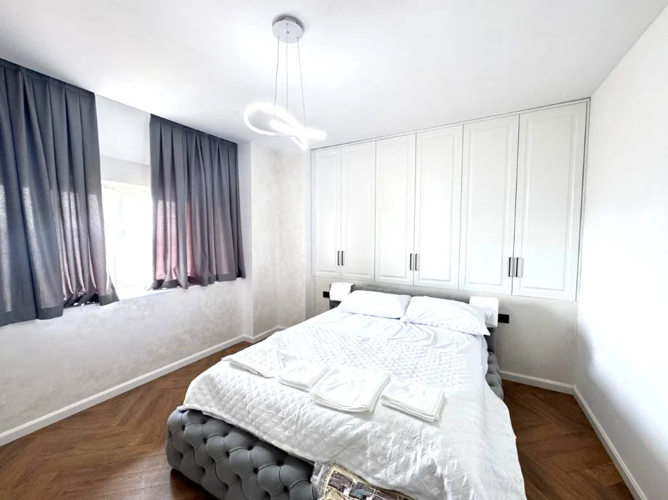Tirane, jepet me qera apartament 2+1+Ballkon Kati 4, 90 m² 900 € 