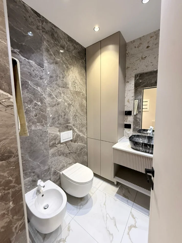 Tirane, jepet me qera apartament 2+1 , 90 m² 1.350 € (Liqenit Artificial)