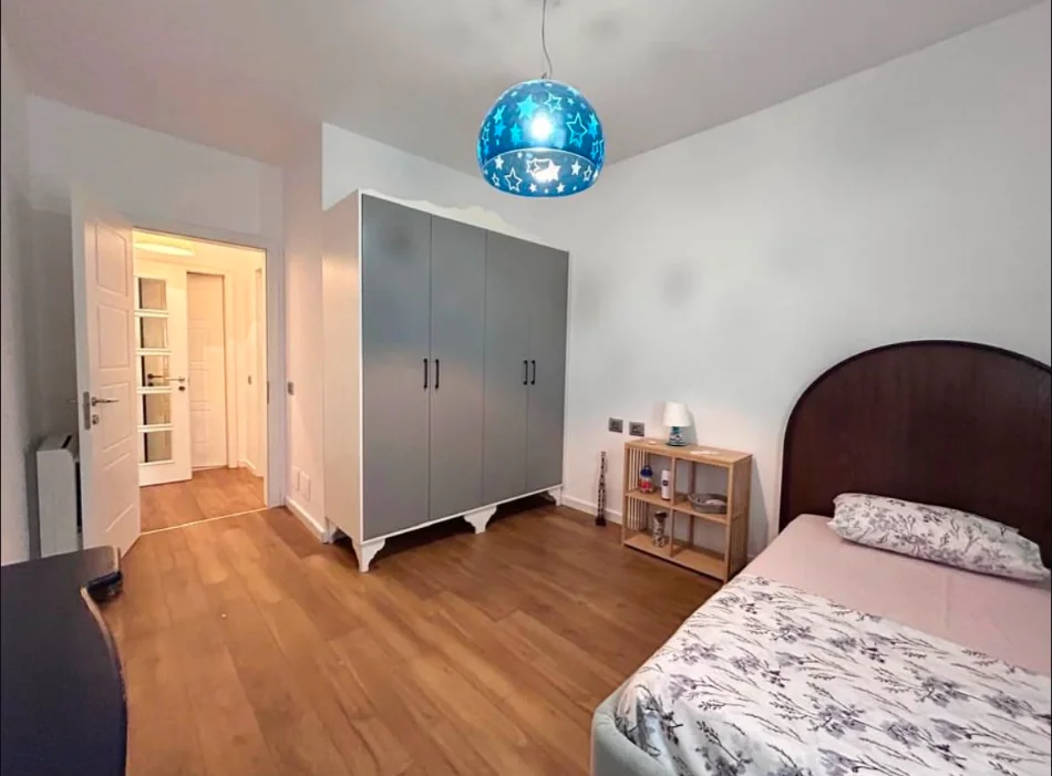 Tirane, jepet me qera apartament 2+1 , 111 m² 1.000 € (LIQENI I THATË)
