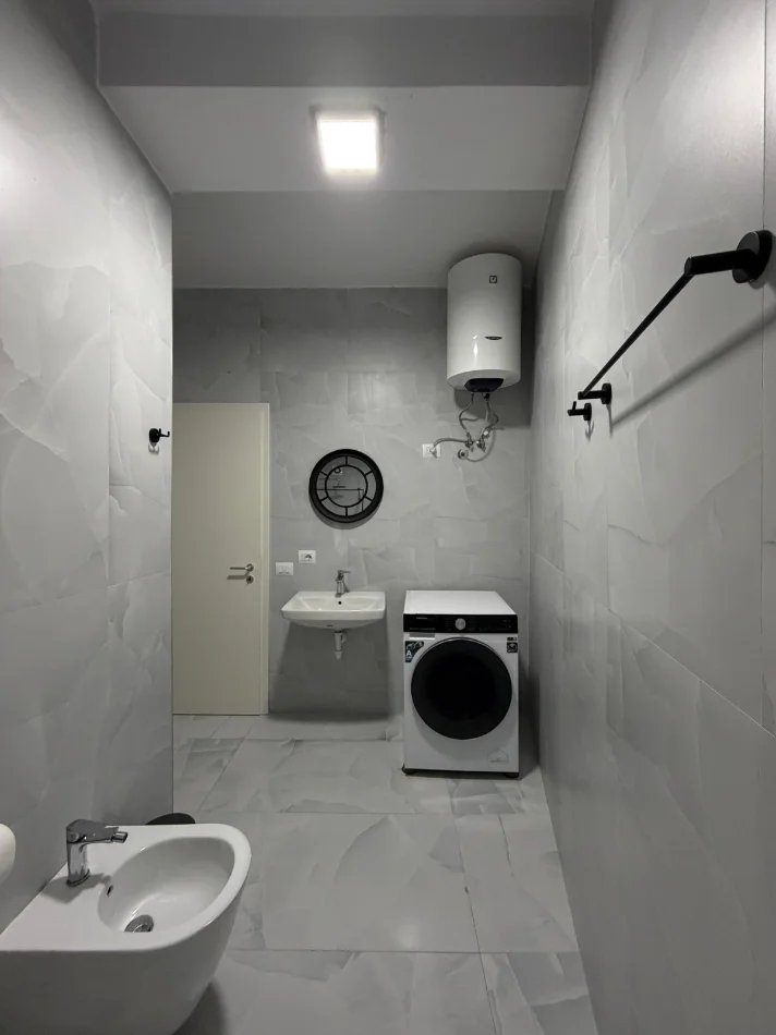 Tirane, jepet me qera apartament 1+1 , 67 m² 450 € (Ali Dem)