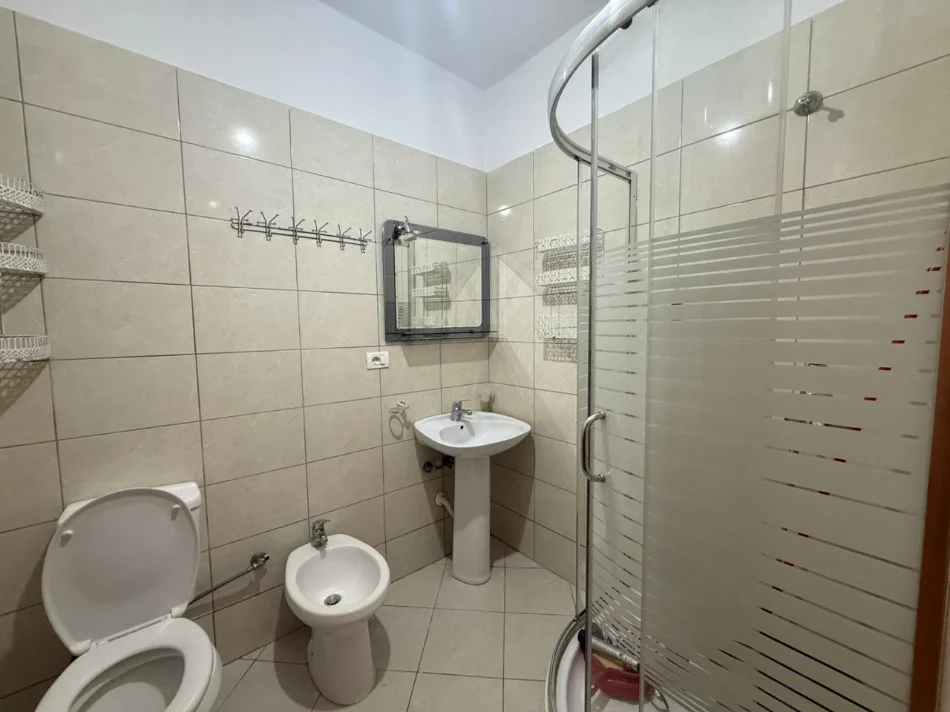 Tirane, jepet me qera apartament 1+1 , 75 m² 450 € (ASTIR)