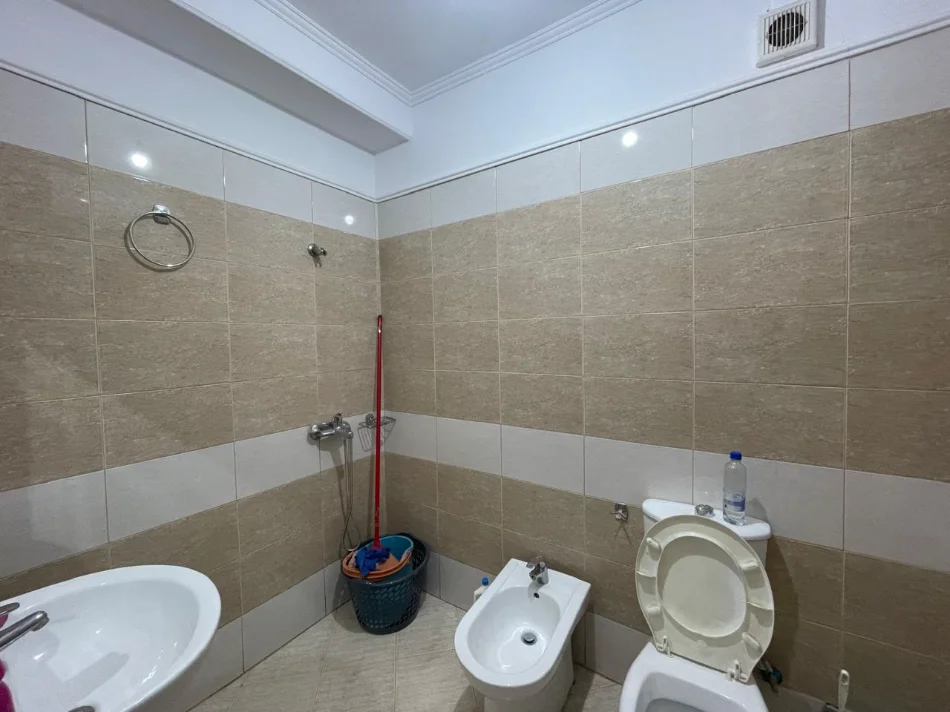 Tirane, jepet me qera apartament 1+1+Ballkon Kati 6, 63 m² 300 € (Fresk)