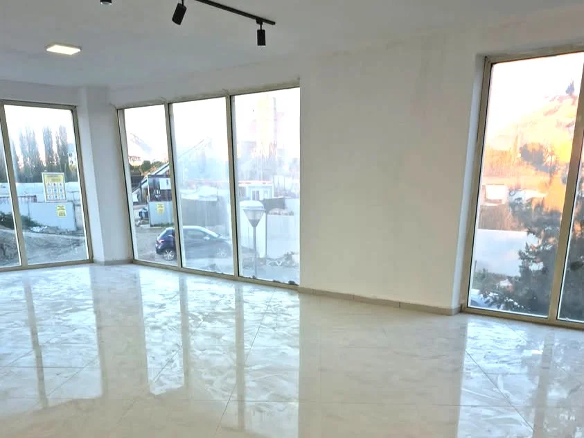 Tirane, jepet me qera ambjent biznesi , 260 m² 2.200 € 