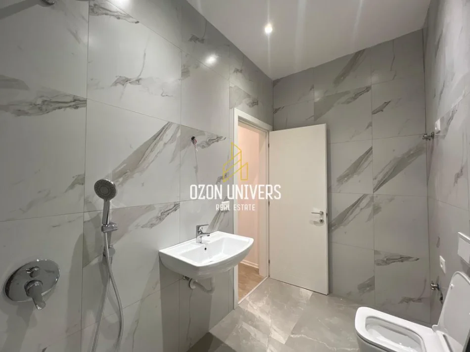 Tirane, jepet me qera apartament 1+1+Ballkon Kati 4, 77 m² 650 € (Garden Building, Rruga e Kavajës)