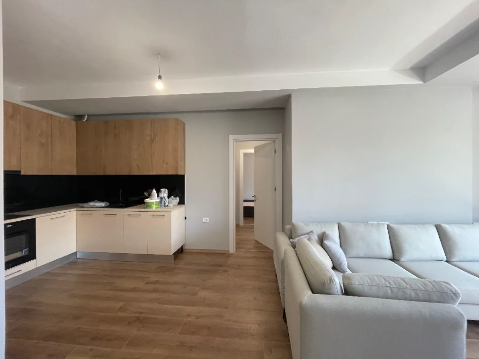 Tirane, jepet me qera apartament 2+1+Ballkon Kati 3, 102 m² 550 € (Shkolla Bashkuar)
