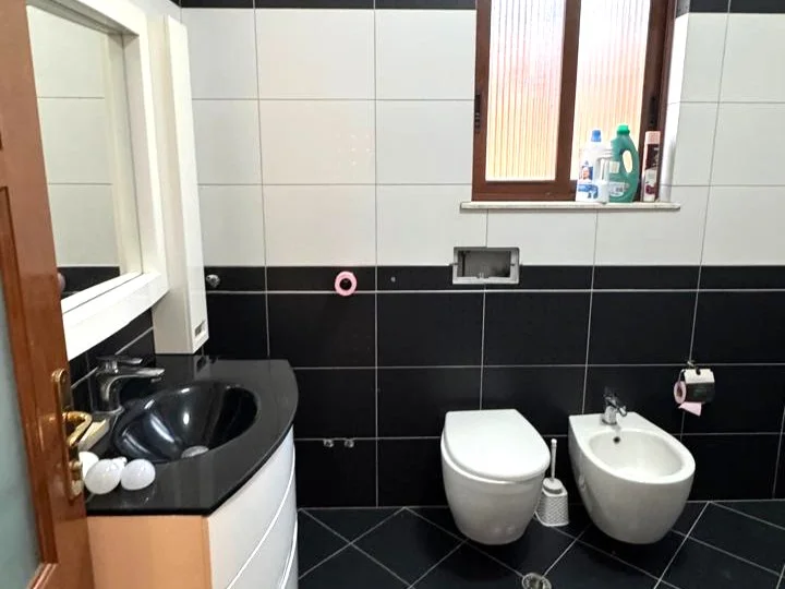 Tirane, jepet me qera Vile 2+1+Ballkon Kati 3, 145 m² 500 € (Rruga Njazi Meka)