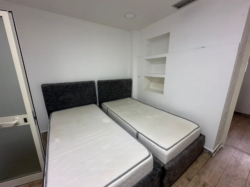 Tirane, jepet me qera apartament 1+1+Ballkon Kati 1, 60 m² 450 € (Rruga e Elbasanit)