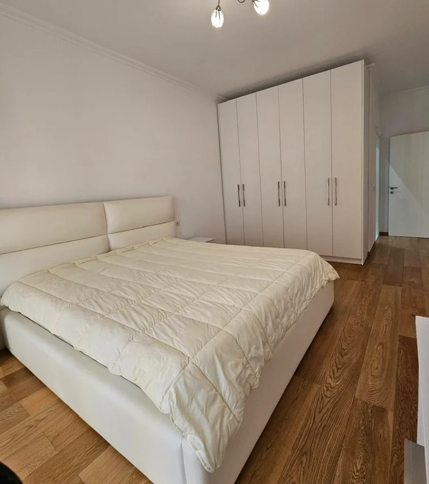 Tirane, jepet me qera apartament 2+1 , 120 m² 900 € 
