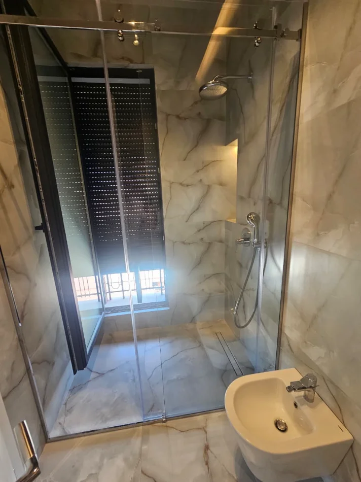 Tirane, jepet me qera apartament 2+1 , 120 m² 1.500 € (KOMPLEKSI DELIJORGJI)