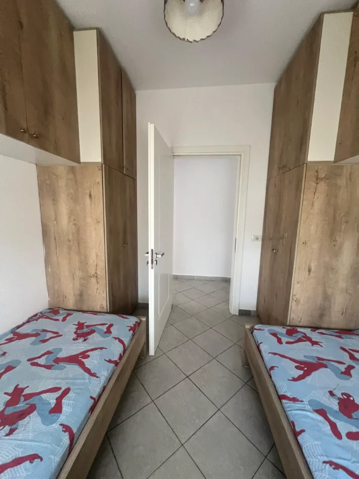 Tirane, jepet me qera apartament 2+1+Ballkon , 93 m² 400 € (Rruga e Qelqit)