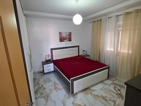 Tirane, jepet me qera shtepi 2+1+Aneks+Ballkon Kati 2, 100 m² 600 € (Ali Demi)