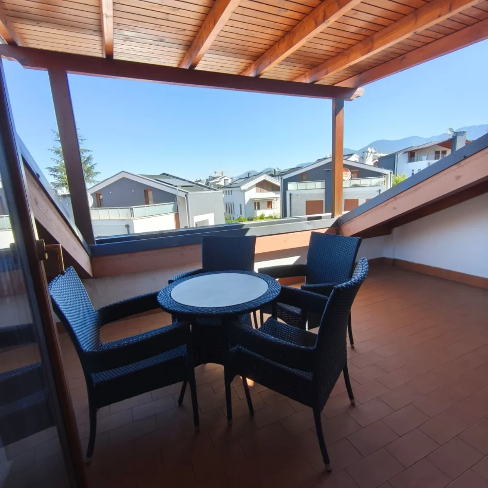 Tirane, jepet me qera Vile 3+1 , 200 m² 1.700 € (EG)