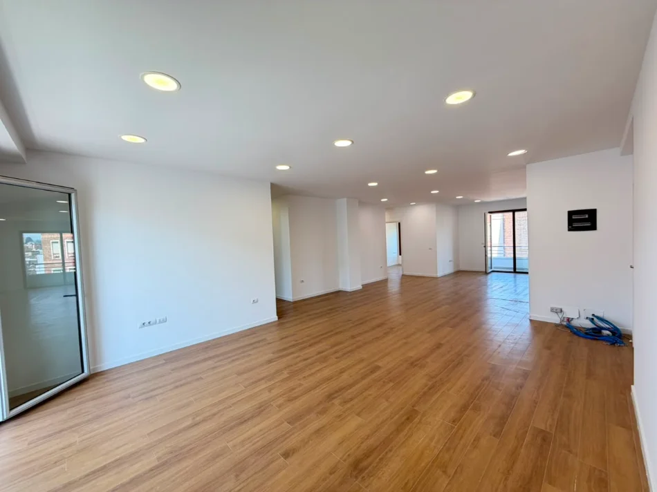 Tirane, jepet me qera zyre Kati 8, 180 m² 2.500 € (Hilton Garden Inn)
