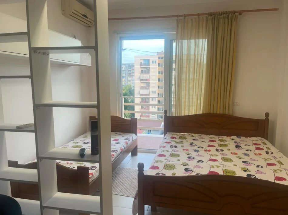 Tirane, jepet me qera garsonier 1+1 Kati 4, 350 € (Fakulteti Ekonomik)