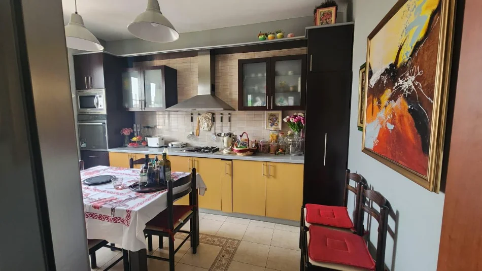 Tirane, jepet me qera apartament 2+1+Ballkon Kati 6, 140 m² 750 € (Pranë Ambasadës Amerikane)