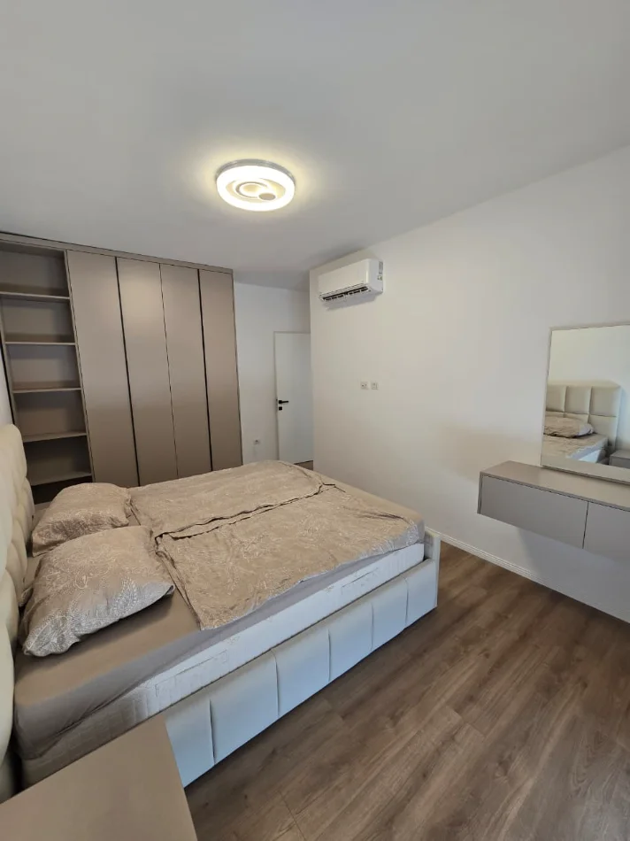 Tirane, jepet me qera apartament 2+1 , 150 m² 1.000 € 