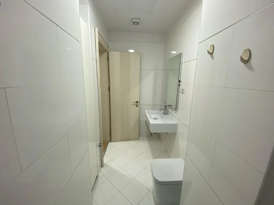 Tirane, jepet me qera zyre Kati 2, 104 m² 900 € (9-Kateshet)