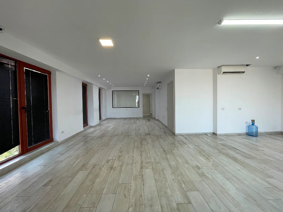 Tirane, jepet me qera ambjent biznesi Kati 5, 156 m² 2.500 € (Rruga e Kavajes)
