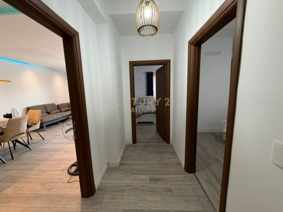 Tirane, jepet me qera apartament 2+1+Ballkon Kati 8, 106 m² 800 € (selite)