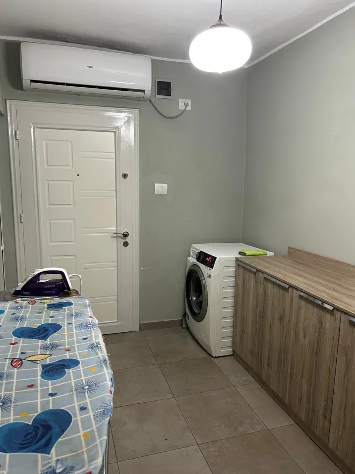 Tirane, jepet me qera apartament 2+1+Ballkon Kati 5, 80 m² 550 € (Rruga Fortuzi)