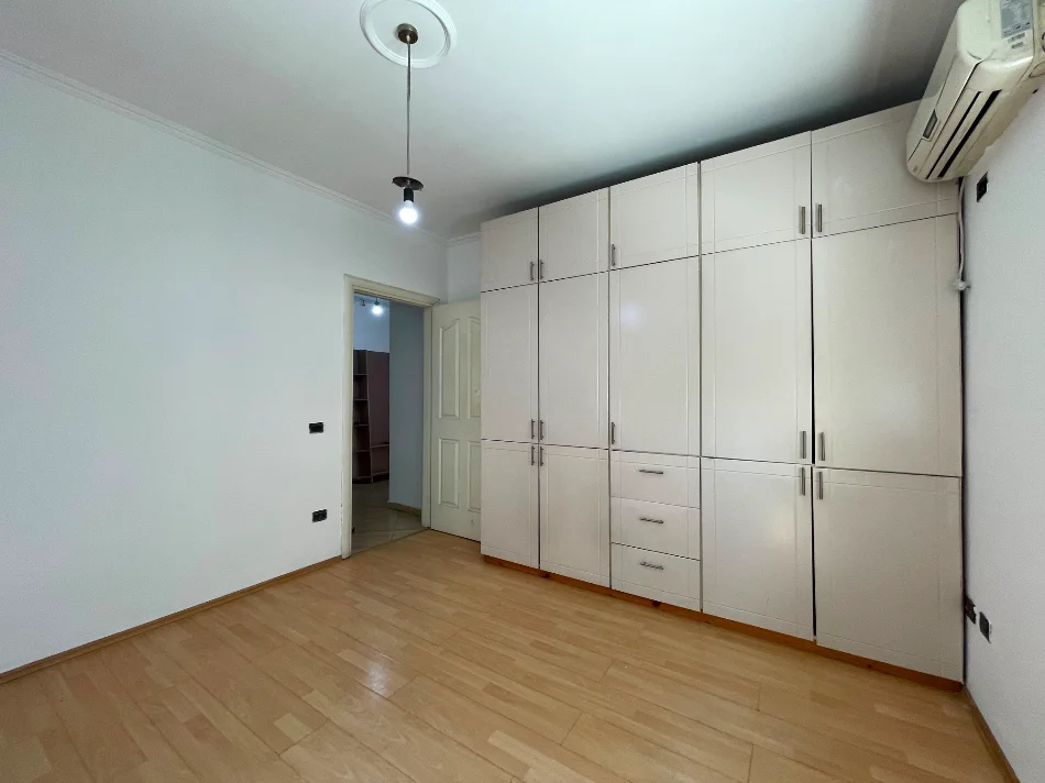 Tirane, jepet me qera apartament 2+1 Kati 3, 98 m² 700 € (Bulevardi Zhan Dark.)