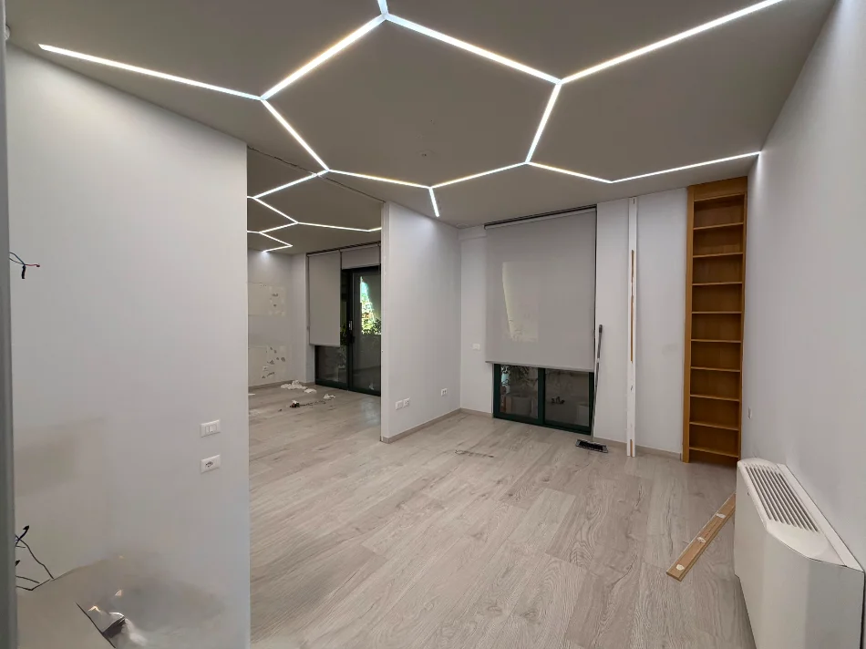 Tirane, jepet me qera zyre Kati 3, 140 m² 2.000 € (Blloku)