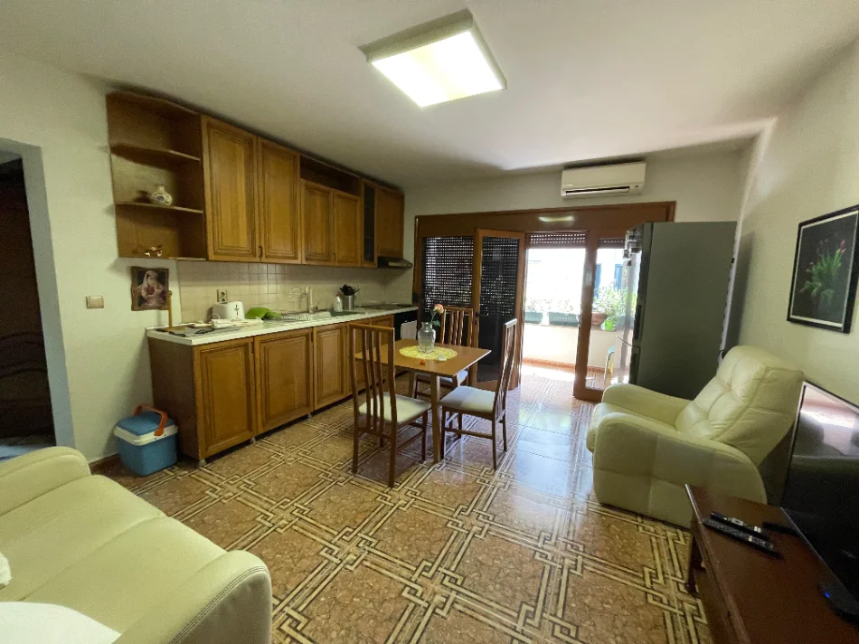 Tirane, jepet me qera apartament 1+1+Ballkon Kati 4, 550 € (Rruga Kosovareve)