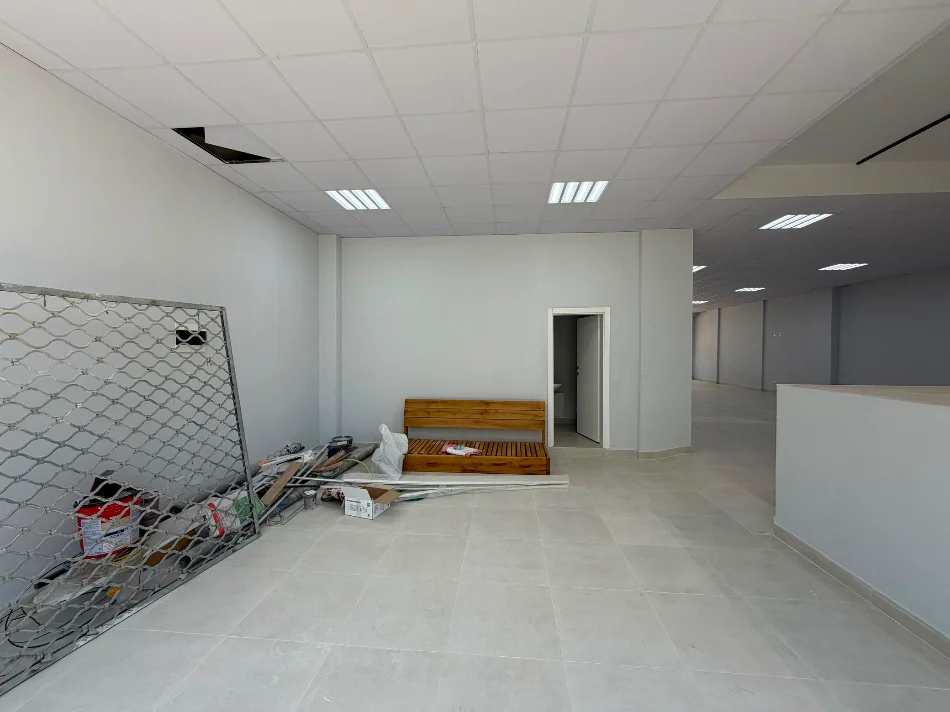 Tirane, jepet me qera ambjent biznesi Kati 0, 198 m² 1.000 € (Astiri)